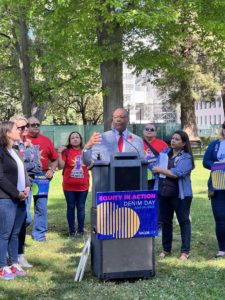 La asambleísta Jones-Sawyer hablando en el Denim Day Rally.