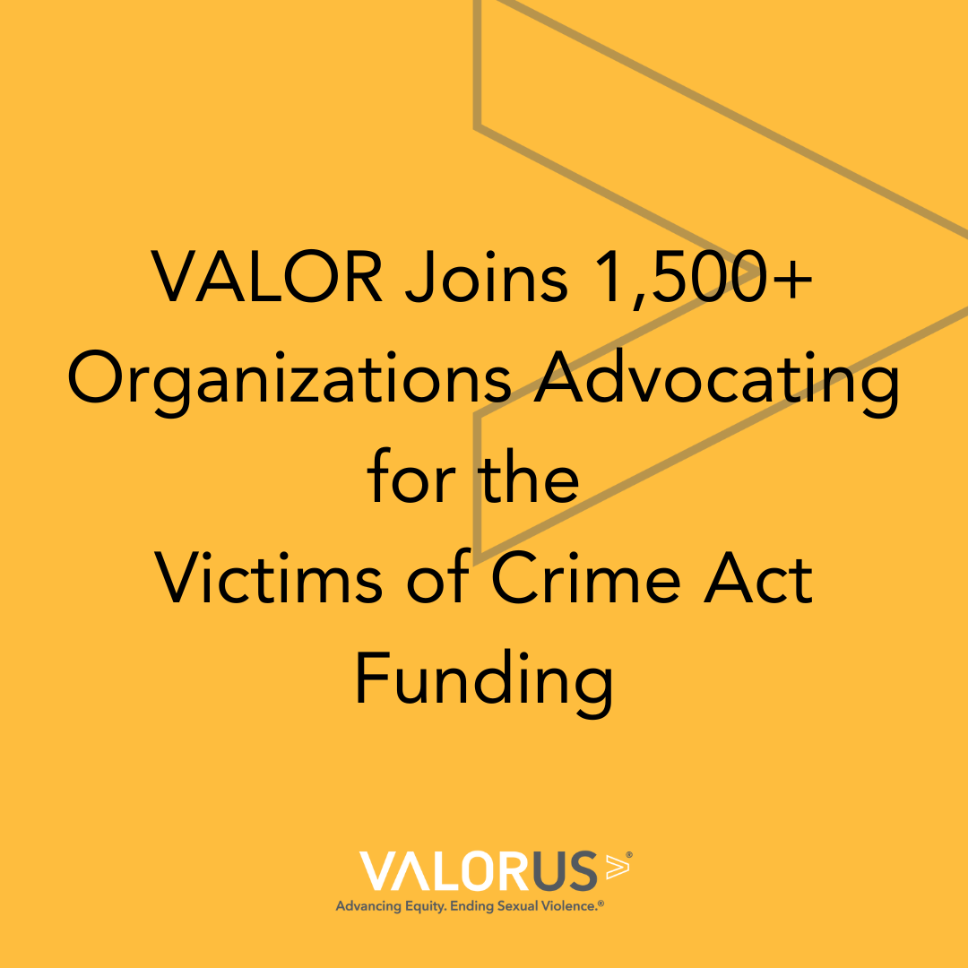 Fondo amarillo con flecha VALOR gris claro. Texto que dice: "VALOR se une a más de 1,500 organizaciones que abogan por la financiación de la ley para las víctimas del delito".