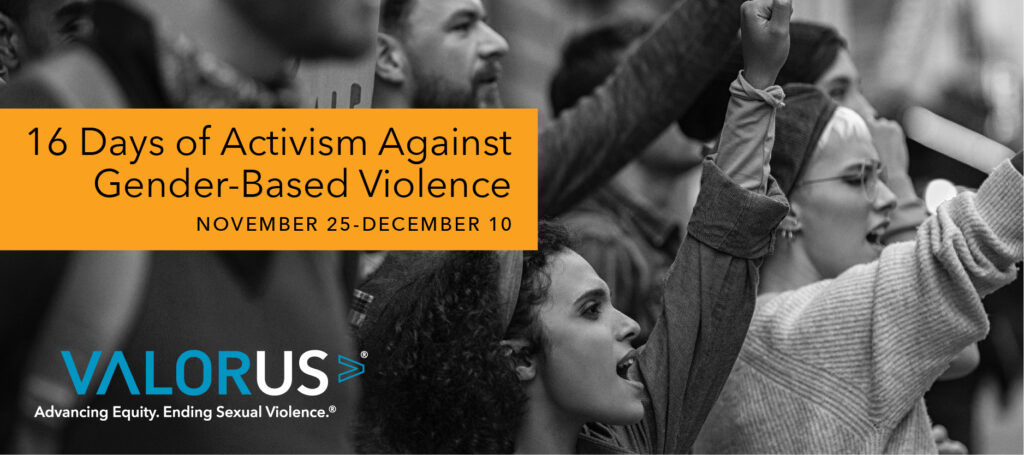 Imagen en blanco y negro de personas en una protesta con los puños en alto. Texto sobre la imagen que dice "16 días de activismo contra la violencia de género. 25 de noviembre - 10 de diciembre".