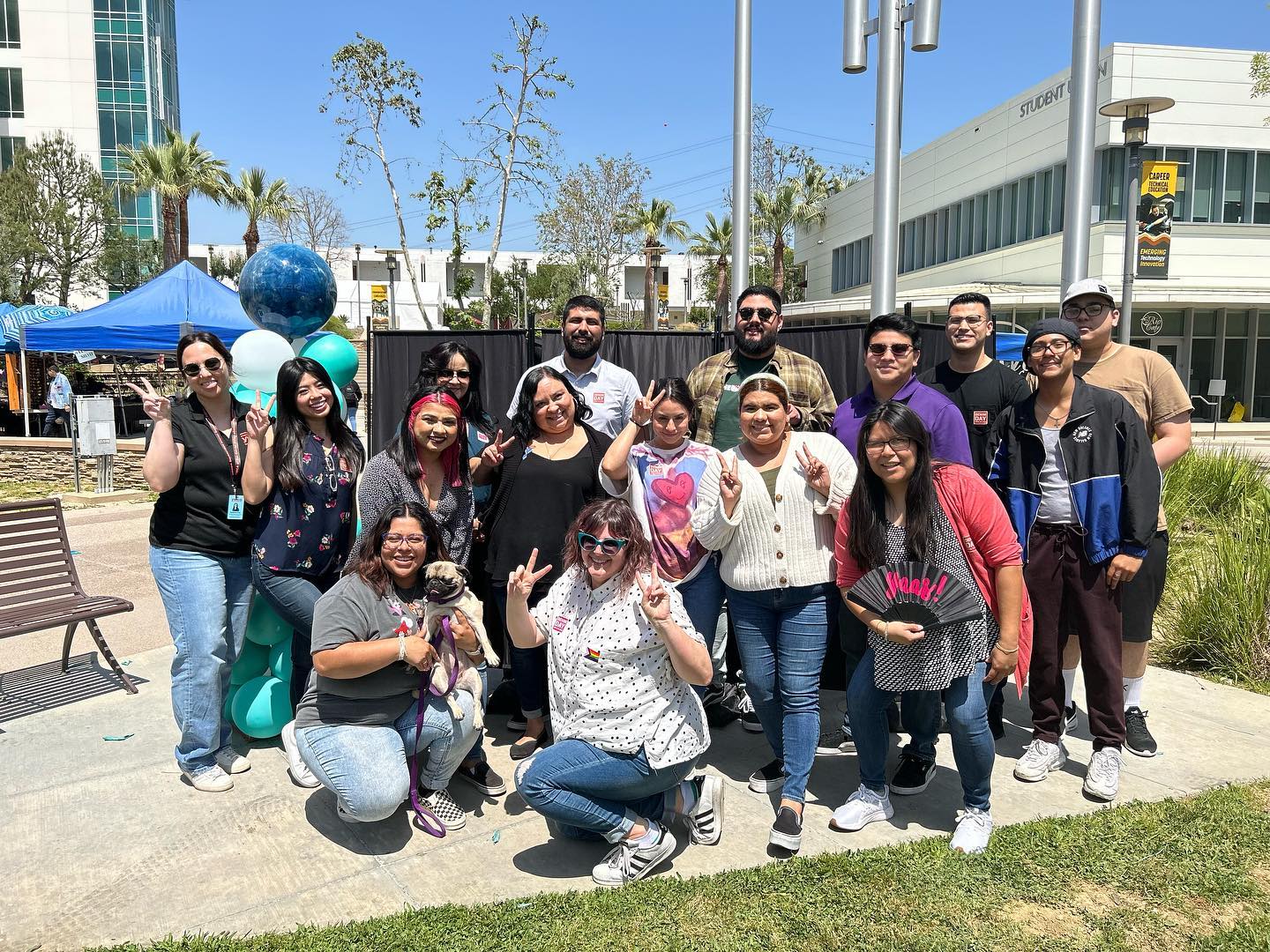 Un grupo de personal del campus de Rio Hondo, personal del centro de crisis por violación de California y personal de VALOR en la manifestación del Día del Denim de Rio Hondo.