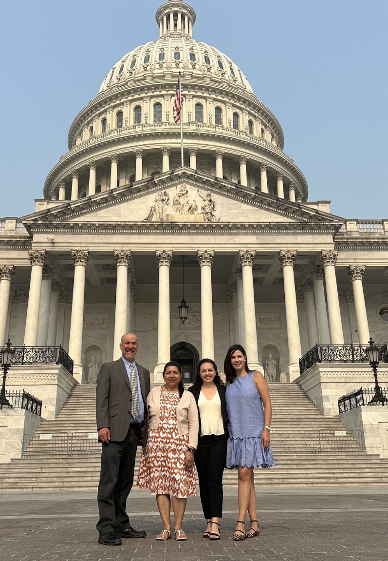 Personal de VALOR parado frente al Capitolio de los Estados Unidos.