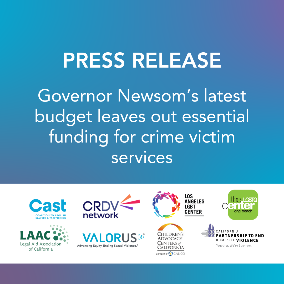 Fondo azul y morado con texto blanco que dice: "Comunicado de prensa: el último presupuesto del gobernador Newsom omite fondos esenciales para los servicios a las víctimas de delitos".