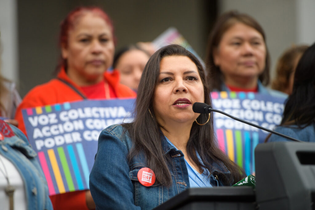 Sandra Henríquez hablando en el California Denim Day Rally 2024 de VALOR