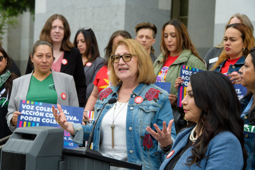 La asambleísta Eloise Gómez Reyes hablando en el California Denim Day Rally 2024 de VALOR.