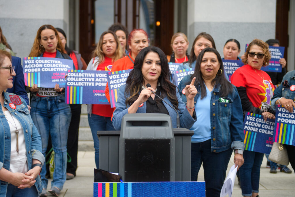 La senadora Susan Rubio hablando en el California Denim Day Rally 2024 de VALOR.