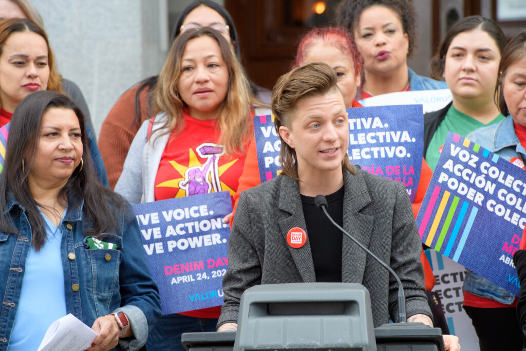 Leigh LaChapelle hablando en el California Denim Day Rally 2024 de VALOR.