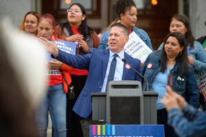 El fiscal de distrito del condado de San Joaquín, Ron Freitas, hablando en el California Denim Day Rally 2024 de VALOR.